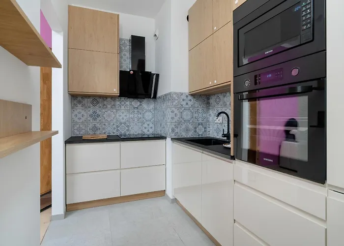 With Balcony And Free Parking In By Renters Apartment *