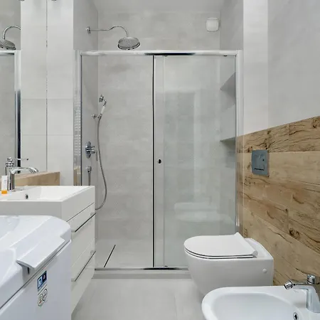 With Balcony And Free Parking In By Renters *