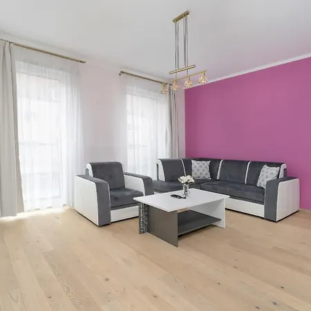 With Balcony And Free Parking In By Renters Apartment *