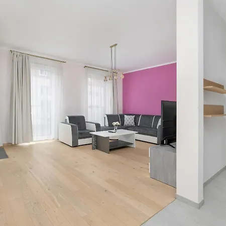 شقة With Balcony And Free Parking In By Renters *