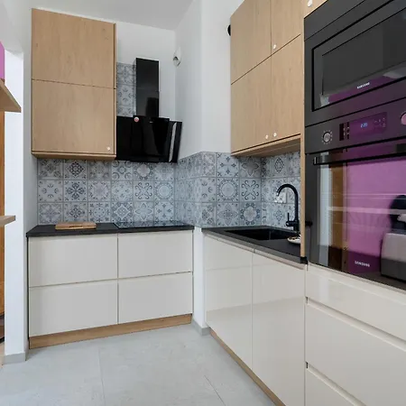 With Balcony And Free Parking In By Renters Apartment *