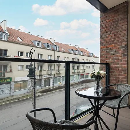 With Balcony And Free Parking In By Renters Apartment *